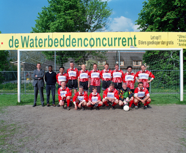 844481 Groepsportret van het voetbalelftal bestaande uit gemeenteraadsleden en wethouders van Utrecht, dat gaat spelen ...